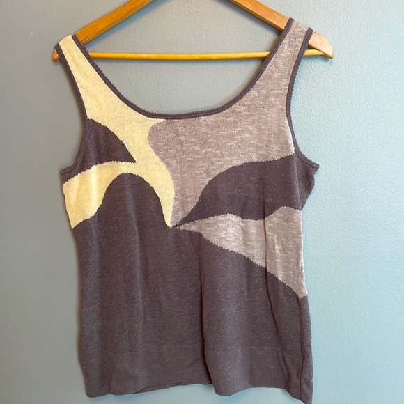 Lightweight woven tank top with floral print on front - Picture 4 of 4